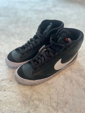 Nike Blazer youth 6 fits womens 7.5